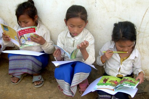 Lao_schoolgirls_reading_books